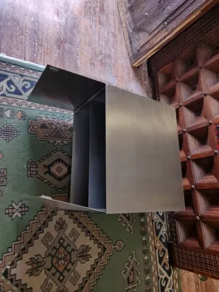 Mesita de acero gris