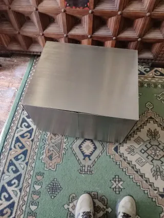 Mesita de acero gris