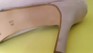 2 pares de zapatos de tacón a 1€ cada uno