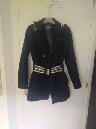 Abrigo de paño entallado negro