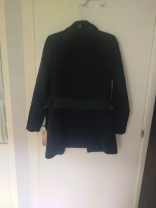 Abrigo de paño entallado negro