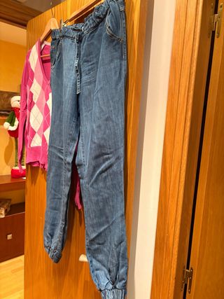 Pantalones vaqueros bombacho y jersey rombos