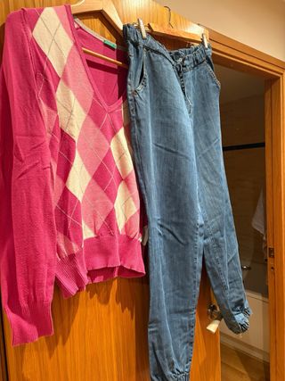 Pantalones vaqueros bombacho y jersey rombos