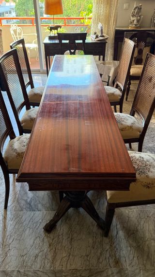 Comedor clásico madera maciza y sillas de rejilla