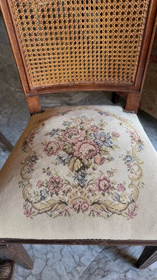 Comedor clásico madera maciza y sillas de rejilla