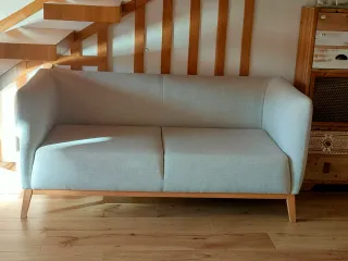 Sofá de 2 plazas y 2 puffs