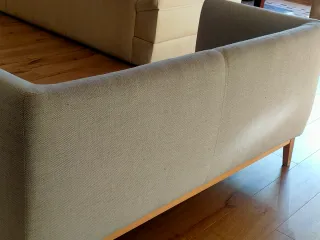 Sofá de 2 plazas y 2 puffs