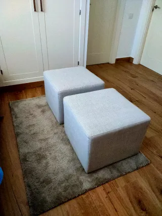 Sofá de 2 plazas y 2 puffs