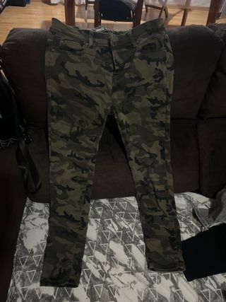 Pantalón camuflaje Stradivarius talla 38