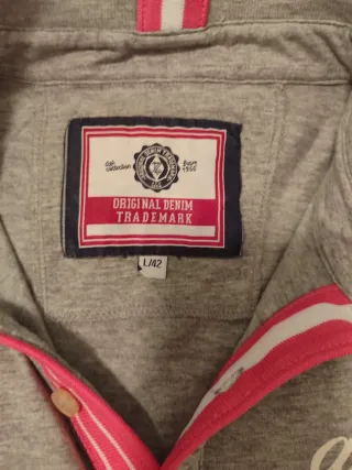 Polo gris con detalles rosas