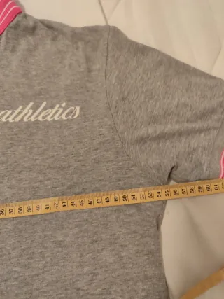 Polo gris con detalles rosas