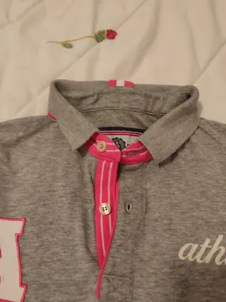 Polo gris con detalles rosas