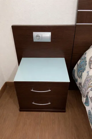 Dormitorio completo: cama, mesitas y cabecero