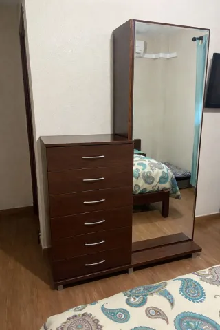 Dormitorio completo: cama, mesitas y cabecero
