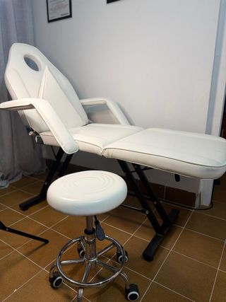 Sillón de estética y taburete blanco