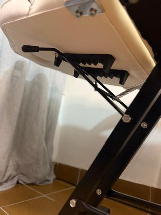 Sillón de estética y taburete blanco