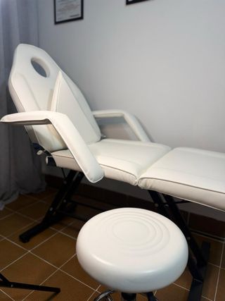 Sillón de estética y taburete blanco