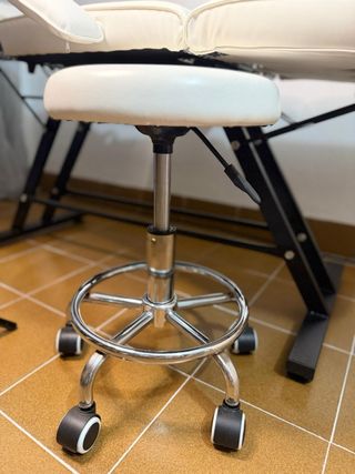 Sillón de estética y taburete blanco