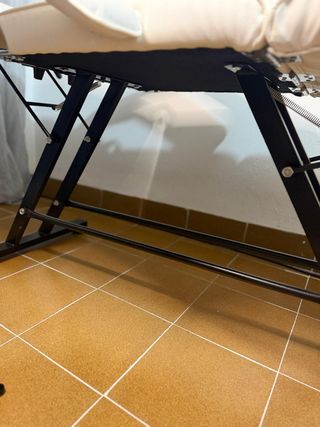 Sillón de estética y taburete blanco