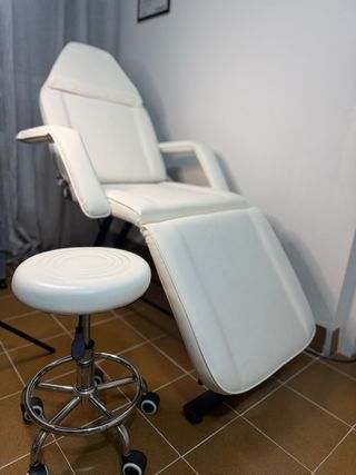 Sillón de estética y taburete blanco