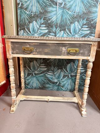 Mesa retro madera con cajón