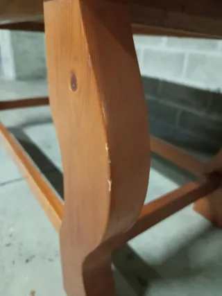 Mesa de centro rústica de madera.