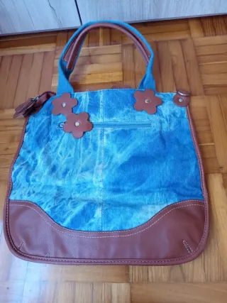 Bolso de tela vaquera con detalles marrones