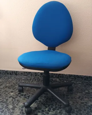 Silla de oficina azul y negra
