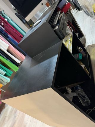 Mostrador de tienda beige y negro