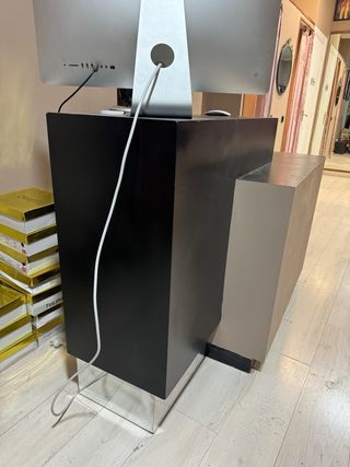 Mostrador de tienda beige y negro