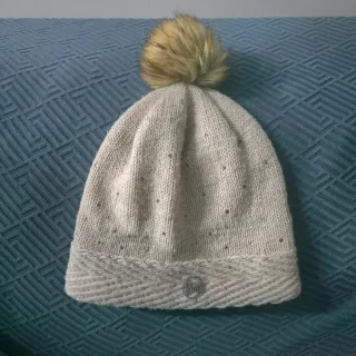Gorro Buff Beige con Pompon Dorado y Brillantes