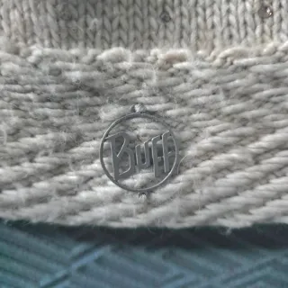 Gorro Buff Beige con Pompon Dorado y Brillantes