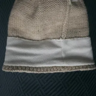 Gorro Buff Beige con Pompon Dorado y Brillantes