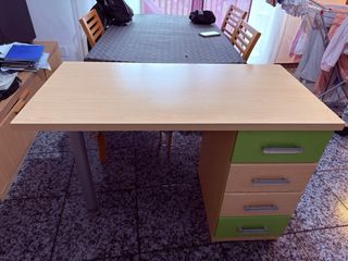 Escritorio madera con cajones