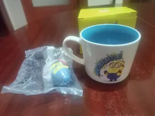 Taza Minion y Muñeco