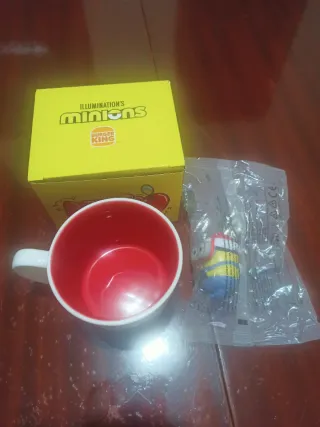Taza Minion y Muñeco