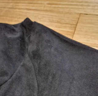 Vestido negro escotado manga acampanada