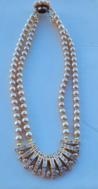 Collar de perlas doble con detalle dorado