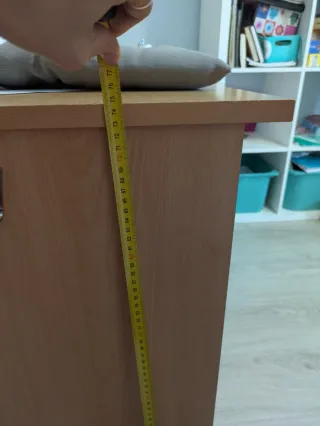 Escritorio con cajonera y estantería