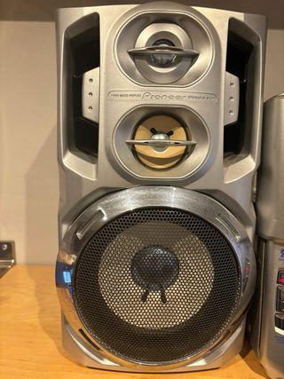 Cadena de música Pioneer con altavoces.