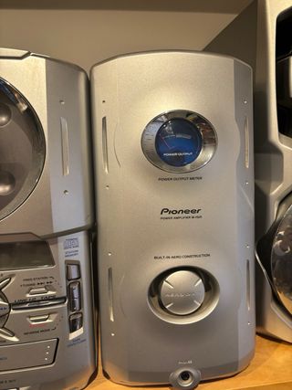 Cadena de música Pioneer con altavoces.