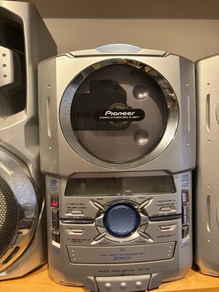 Cadena de música Pioneer con altavoces.