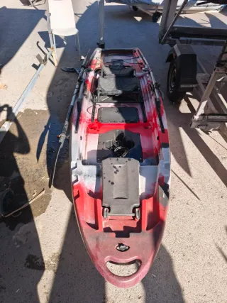 Kayak de pesca rojo y blanco