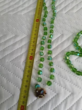 Conjunto de collar, pulseras y broche en cristal.