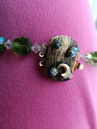 Conjunto de collar, pulseras y broche en cristal.