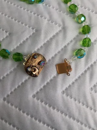 Conjunto de collar, pulseras y broche en cristal.