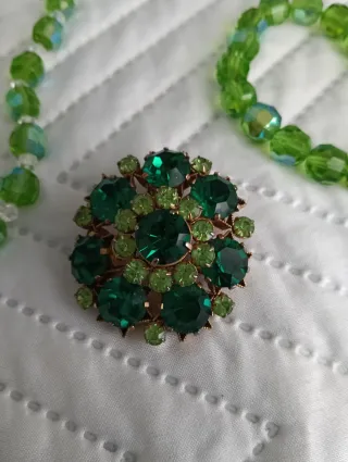 Conjunto de collar, pulseras y broche en cristal.