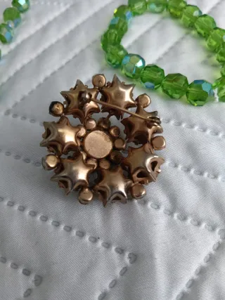 Conjunto de collar, pulseras y broche en cristal.