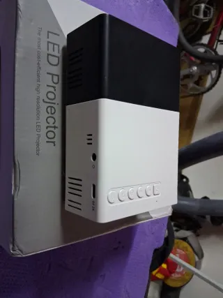 Proyector Portátil Blanco y Negro