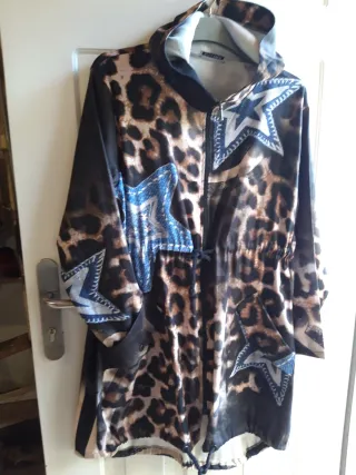 Cortavientos estampado animal print y estrellas